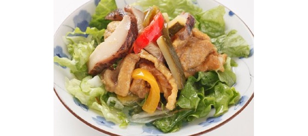 「新橋鶏繁　どんぶり子」の「チキンカレー南蛮」（500円）