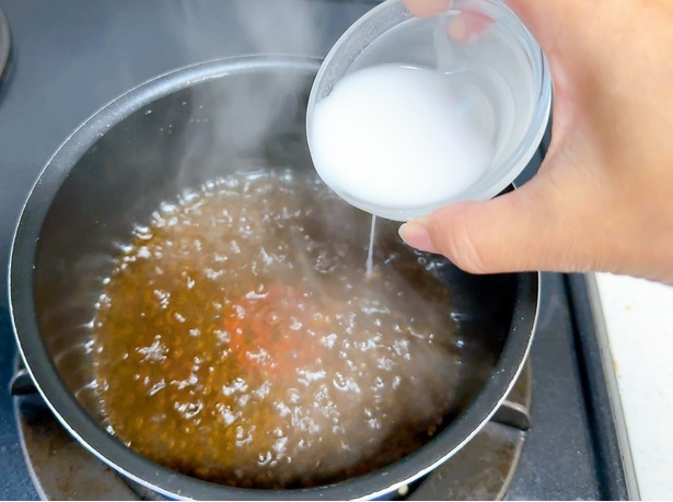 沸騰したら弱火にして、水溶き片栗粉を加えて