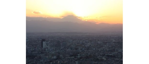 夕日が沈み切った後の富士山の後光