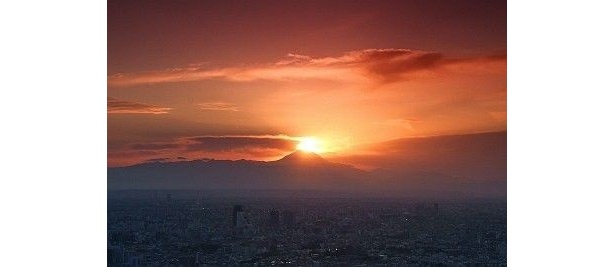 雲がなければこのように見られる“ダイヤモンド富士”