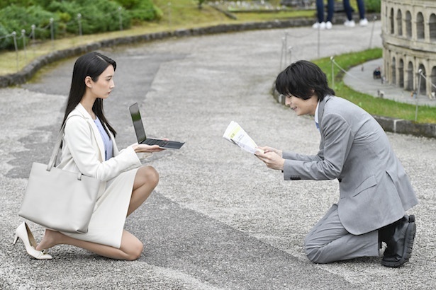 リモートでプレゼンを試みる鷹野(菜々緒)と鶸田(塩野瑛久)