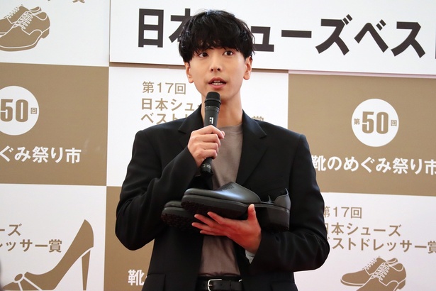 「第17回日本シューズベストドレッサー賞」授賞式に出席した黒羽麻璃央さん