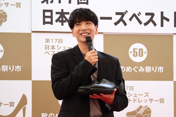 普段の靴は履きやすさを重視しているという黒羽麻璃央さん