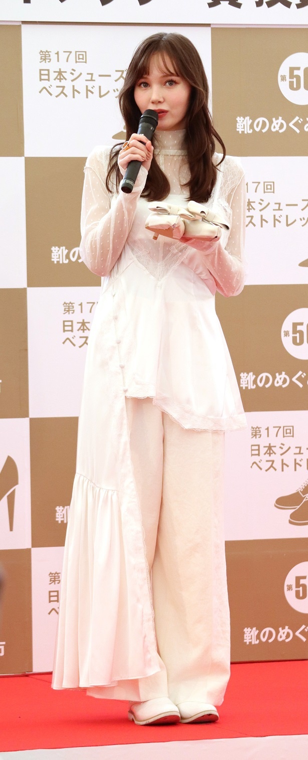白いミュールをデザインしたマーシュ彩さん