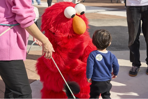 セサミストリートのキャラクターたちが現れ、来場者と一緒に写真撮影する一幕も