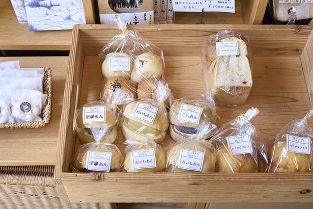 西区の人気ベーカリー・ハナサクプラスのパンは毎週火曜に販売。須磨区にあるパティスリーサクの焼菓子も好評