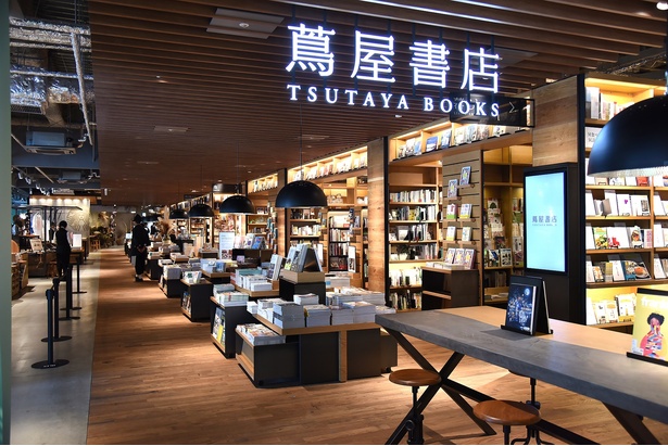 【写真を見る】東京・代官山店の理念を継承する新店舗。およそ700坪の売場に18万冊の蔵書を誇る