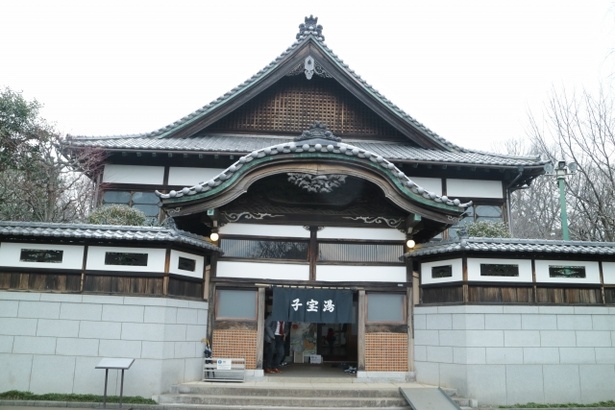神社仏閣のような立派な宮造り様式である「東京型銭湯様式」