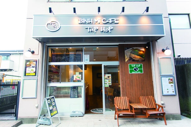 テイクアウトスタンドもあり。小町通りにぴったりのおしゃれなお店