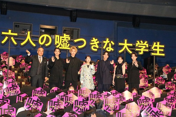 【写真】浜辺美波さん、赤楚衛二さん、佐野勇斗さん、山下美月さん、倉悠貴さん、西垣匠さん、佐藤祐市さん(監督)が出席