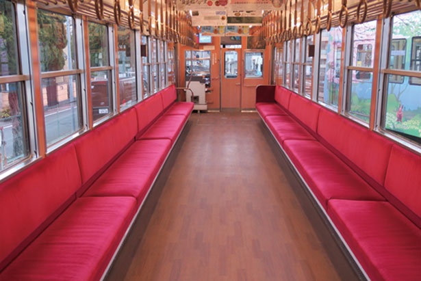 木目を基調とした車内は、赤いベルベットのシートを合わせたクラシカルな雰囲気/叡山電車