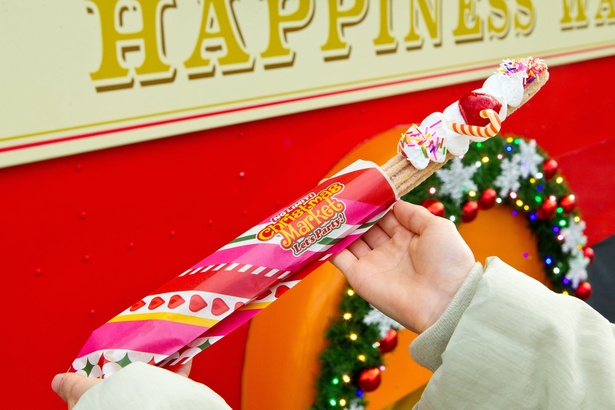 「Let’s party！ クリスマス・ケーキチュリトス 〜ベリー・ストロベリー〜」(750円)。縦にせず、そっと扱おう