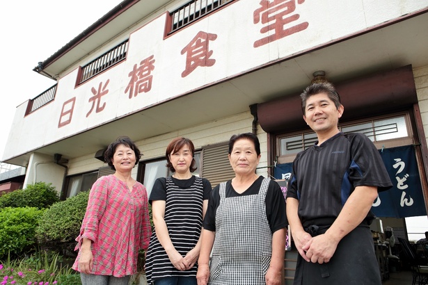 右から2代目店主・伊藤光利さん、お母さん、奥さん、そして33年も勤めるパートさん