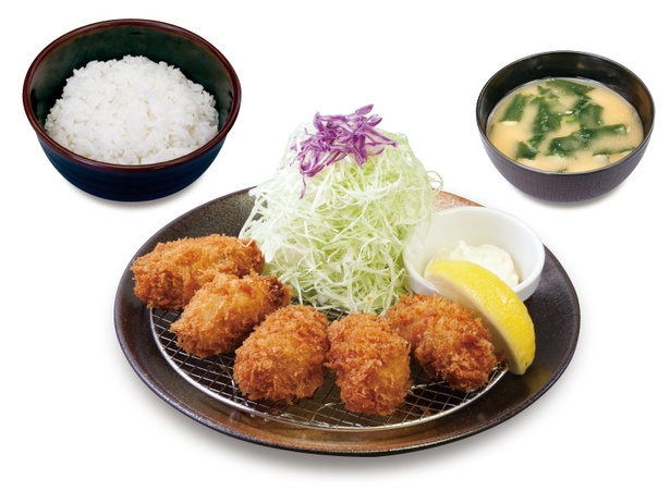 【写真を見る】ミルキーな牡蠣を存分に味わえる「カキフライ定食」