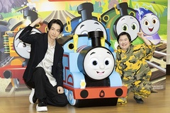 前作「映画 きかんしゃトーマス 大冒険！ルックアウトマウンテンとひみつのトンネル」でゲスト声優として出演した、ディーン・フジオカさんとやす子さん