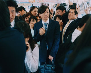 高橋一生がスーツ姿で奮闘！報われないサラリーマンを演じる