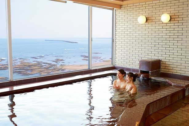 最上階の9階にある大浴場では大海原の眺望が入浴時のリフレッシュ効果を高めてくれる