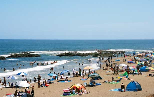 夏は多くの海水浴客でにぎわうビーチ。サーフィンなどのマリンスポーツも盛ん