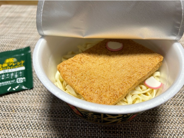 中身は巨大おあげとかまぼこのみで、かなりシンプル