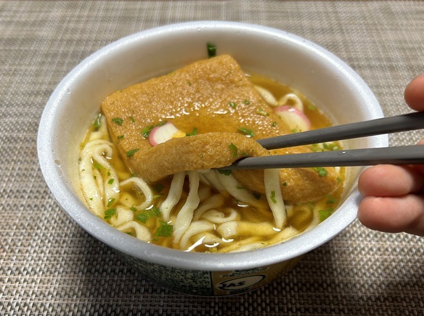 おつゆをたくさん染み込ませた巨大おあげは、持ち上げるのも大変