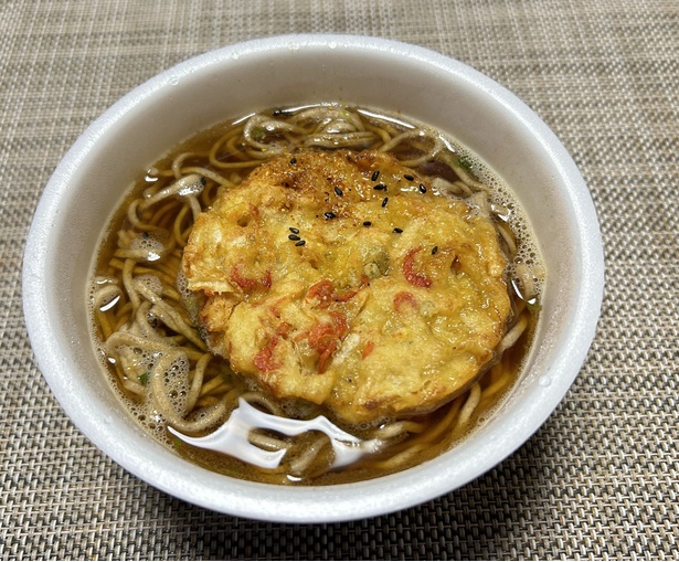 別添えのかき揚げを入れて完成！極太麺ののどごしは最高
