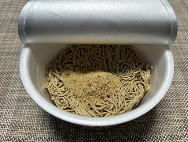 粉末スープと熱湯を入れて5分待つ