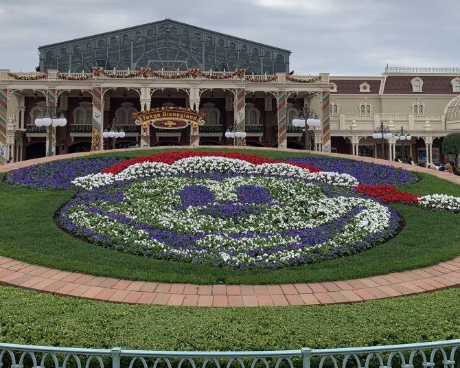 【TDL】ディズニーの華やかなクリスマスデコレーションを紹介！巨大ツリーやリースをチェックしよう