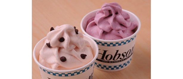 アイスクリーム＆クレープ　Hobson's　アリオ札幌店「すいかブレンドアイス（手前）、トリプルベリー（奥）各￥460
