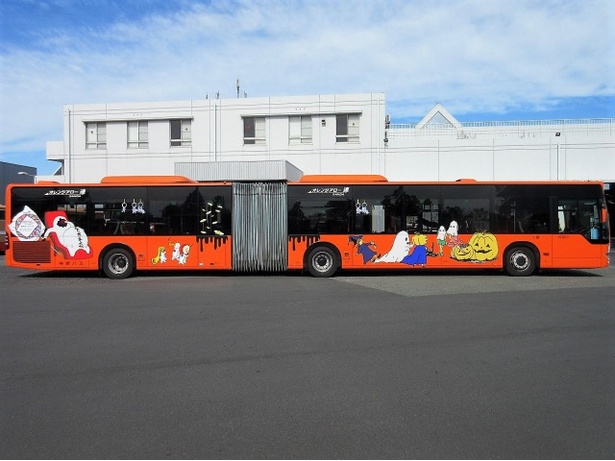 神戸芸術工芸大学学生デザインによる、ハロウィンラッピング連節バス