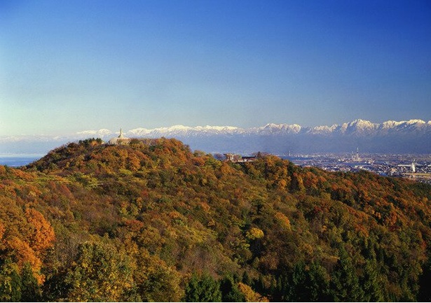 立山連峰と山々を彩る紅葉のコントラスト／二上山