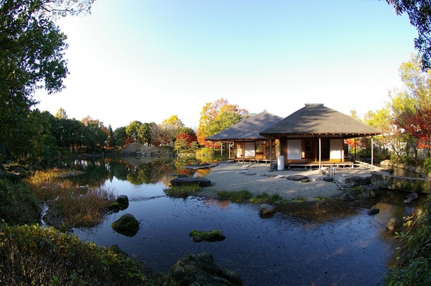 色鮮やかな木々を映し出す水鏡／国名勝 養浩館庭園