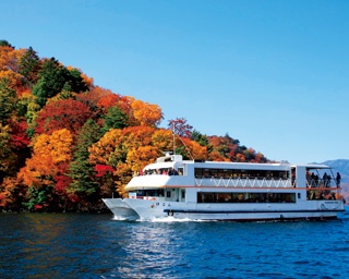 中禅寺湖で紅葉絶景クルージングを！