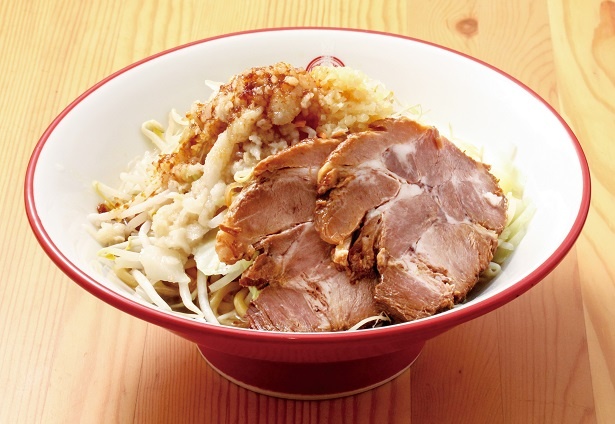 麺の上にたっぷりのゆで野菜とチャーシューを豪快に盛り付けた背脂濃厚まぜそば「番長」