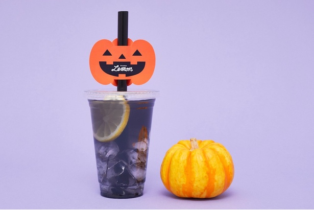 シナモンと竹炭を入れたハロウィン期間限定の新商品「ブルックリンブラックレモネード」(330円)