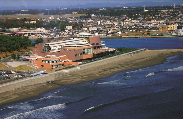 太平洋の目の前に位置する茨城県最大級の水族館「アクアワールド・大洗」