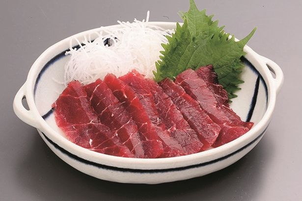 「鯨赤肉ブロック」(1728円、400g)は、刺身のほかステーキ、竜田揚げ、 生姜焼きなどがオススメ