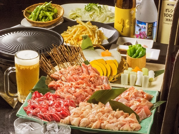 手羽先唐揚げだけでなく、「鶏の唐揚げ」も、無煙コンロを使用した「焼き鳥」も食べ放題！