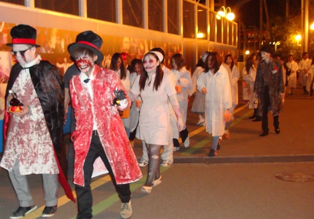  【写真を見る】9日間限定で開催する「戦慄ハロウィンパレード」では参加者全員が亡霊メイクをして園内を巡る
