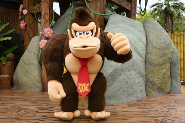トレードマークの赤ネクタイがおしゃれ