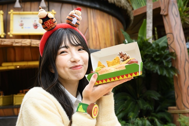 大きなホットドッグはパワフルにかぶりつこう