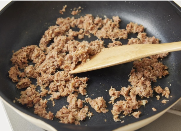 麻婆豆腐のひき肉をかつお節で代用！うま味が強いおかげで調味料の節約にも
