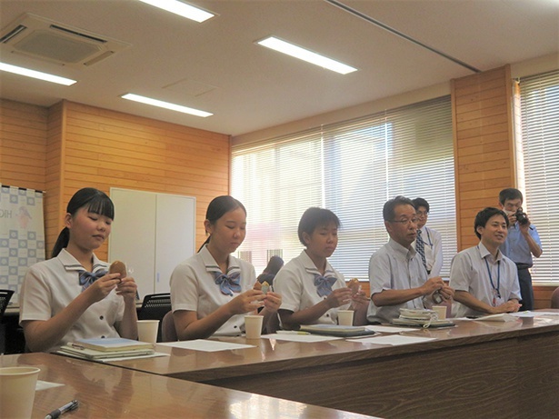 【写真】商品を考案した岡山東商業高等学校の生徒の皆さん