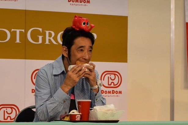 【写真を見る】早速試食をしてみる