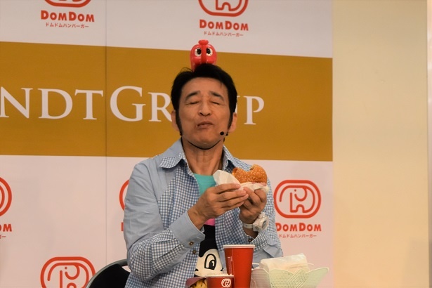 【写真を見る】思わず笑みがこぼれてしまう