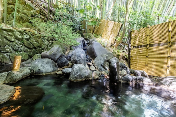 【竹林の湯】風に揺れる笹の葉の音が、心を静かになでてくれる