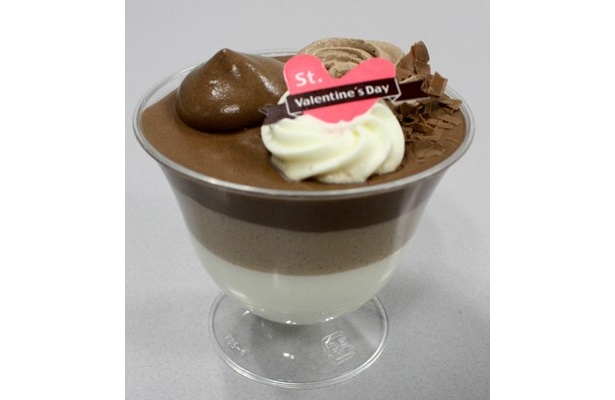 チョコではないが、ローソンの「3種のチョコパフェ」（245円）もオススメ。エアリー感の違う3種のチョコムースが絶品だ