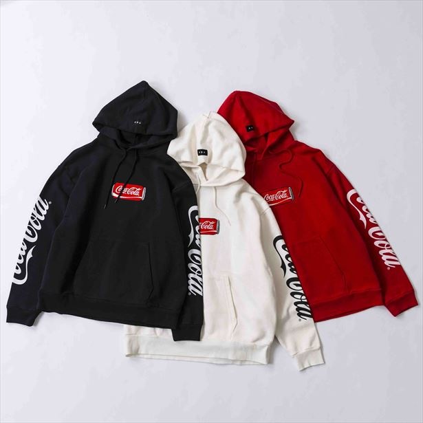 4FにあるRNA MEDIAで販売されるルーズパーカー(各1万584円)