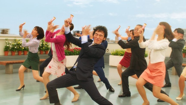 【写真を見る】パワフルにダンスを踊る草なぎさんのCMカット
