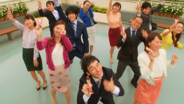 サラリーマンに扮した草なぎさんのダンスはアドリブ
