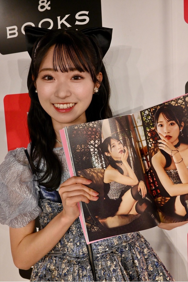 黒い大きなリボンを付けて登場、このリボンは写真集の中で“韓国キラキラアイドル”の衣装で身に付けていたリボンそのもの